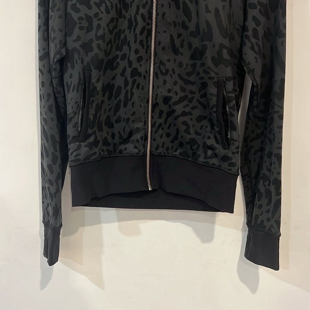 Lululemon Grey Black Namaskar Leopard Animal Swirl zip up scuba hoodie size 4 - Picture 5 of 16